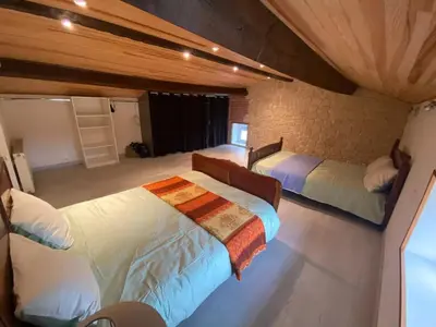 Un ou plusieurs lits dans un hébergement de l'établissement Maison charme à Mauléon avec jardin privé