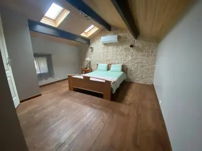 Un ou plusieurs lits dans un hébergement de l'établissement Maison charme à Mauléon avec jardin privé