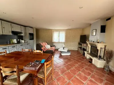 Cuisine ou kitchenette dans l'établissement Maison charme à Mauléon avec jardin privé