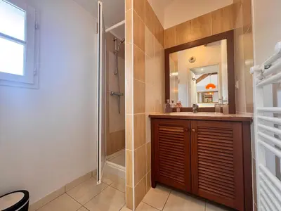 Salle de bains dans l'établissement La Maison du Golf - Jardin - Piscine - 4p