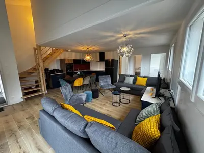 Coin salon dans l'établissement Maison pilotis 12 pers 50m mer