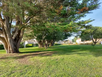 Jardin de l'établissement Maison dans résidence avec piscine et tennis