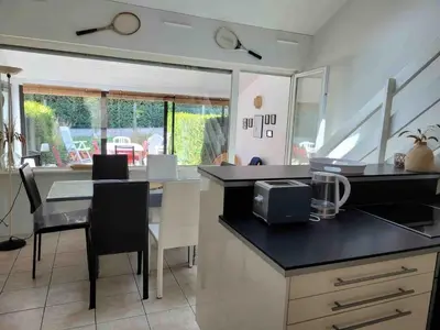 Cuisine ou kitchenette dans l'établissement Maison dans résidence avec piscine et tennis