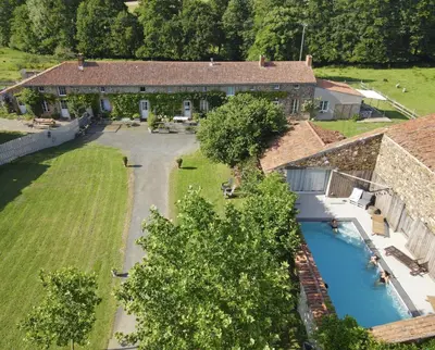 Piscine de l'établissement Chambre studio au Bord de la Piscine chauffée et privée pour vous le soir ! ou située à proximité