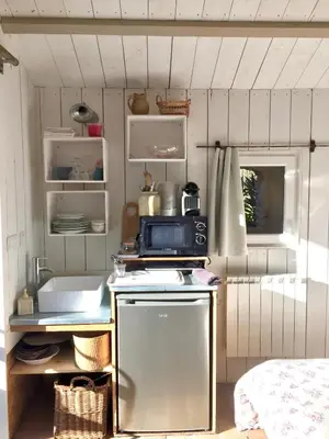 Cuisine ou kitchenette dans l'établissement Chambre studio au Bord de la Piscine chauffée et privée pour vous le soir !