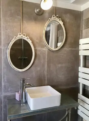 Salle de bains dans l'établissement Chambre studio au Bord de la Piscine chauffée et privée pour vous le soir !