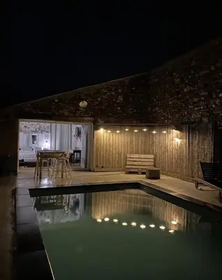 Piscine de l'établissement Chambre studio au Bord de la Piscine chauffée et privée pour vous le soir ! ou située à proximité