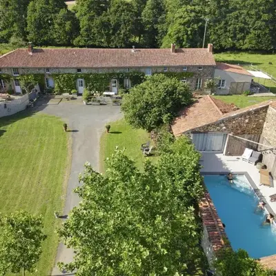 Chambre studio au Bord de la Piscine chauffée et privée pour vous le soir !