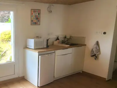 Cuisine ou kitchenette dans l'établissement Chambre avec cuisine et sdb privative, au calme