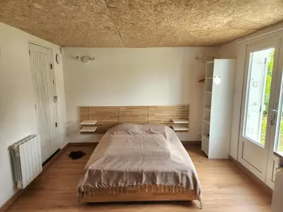 Un ou plusieurs lits dans un hébergement de l'établissement Chambre avec cuisine et sdb privative, au calme