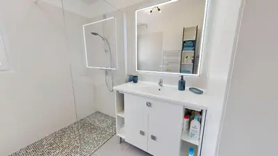 Salle de bains dans l'établissement Oceana de l Isle de Riez