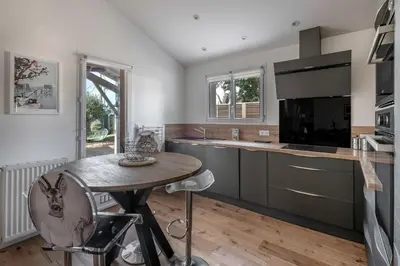 Cuisine ou kitchenette dans l'établissement Maison familiale pour 8 pers - 400m de la plage