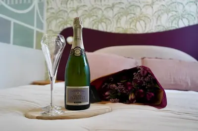 Un ou plusieurs lits dans un hébergement de l'établissement Le Cocon Spa proche Puy DuFou