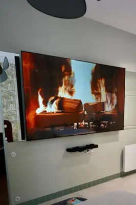 Télévision ou salle de divertissement dans l'établissement Le Cocon Spa proche Puy DuFou