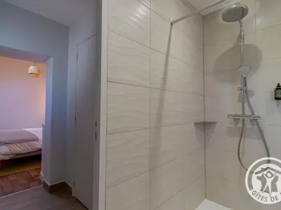 Salle de bains dans l'établissement Gîte spacieux de 8 chambres au cœur des vignes d'Anjou - FR-1-622-112