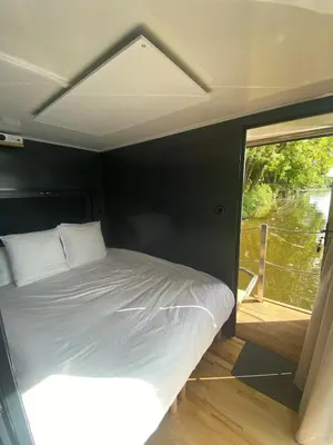 Un ou plusieurs lits dans un hébergement de l'établissement Bateau logement tout confort, vue magique!