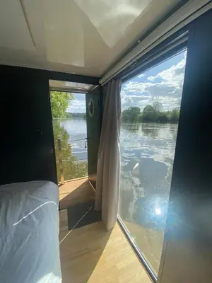 Vue sur la rivière ou le fleuve situé(e) à proximité de le bateau