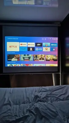 Télévision ou salle de divertissement dans l'établissement Bateau logement tout confort, vue magique!