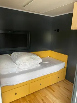 Un ou plusieurs lits dans un hébergement de l'établissement Bateau logement tout confort, vue magique!