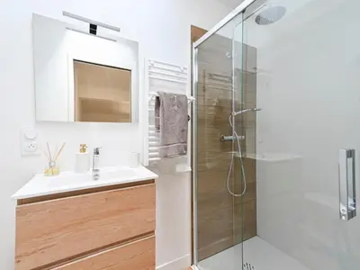 Salle de bains dans l'établissement Le Regard sur La Place Léger et Raffiné