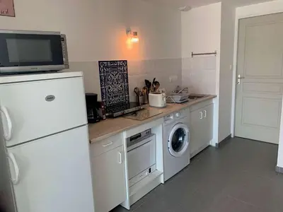 Cuisine ou kitchenette dans l'établissement La Grisot de la mer Saint Hilaire