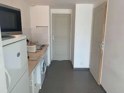 Cuisine ou kitchenette dans l'établissement La Grisot de la mer Saint Hilaire