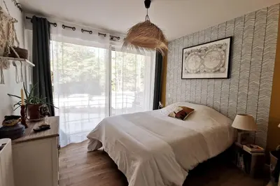 Un ou plusieurs lits dans un hébergement de l'établissement Appartement T2 avec jardin proche plage