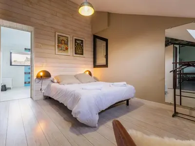 Un ou plusieurs lits dans un hébergement de l'établissement Maison spacieuse avec piscine chauffée, animaux admis - FR-1-306-1314