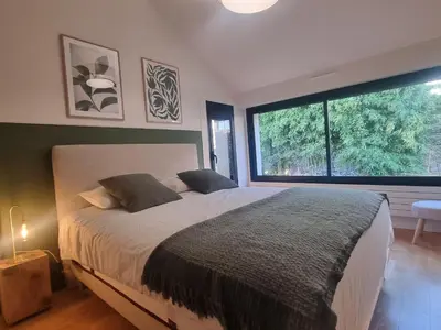 Un ou plusieurs lits dans un hébergement de l'établissement Maison spacieuse avec piscine chauffée, animaux admis - FR-1-306-1314