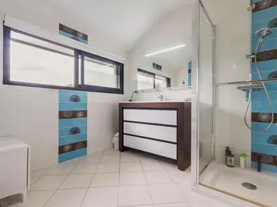 Salle de bains dans l'établissement Maison spacieuse avec piscine chauffée, animaux admis - FR-1-306-1314