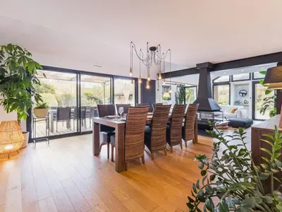 Coin salon dans l'établissement Maison spacieuse avec piscine chauffée, animaux admis - FR-1-306-1314