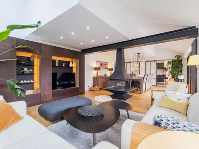 Coin salon dans l'établissement Maison spacieuse avec piscine chauffée, animaux admis - FR-1-306-1314