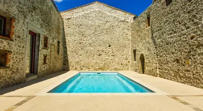 Piscine de l'établissement Relais de la Clartière ou située à proximité