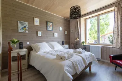 Un ou plusieurs lits dans un hébergement de l'établissement Chambres d'hôtes, table d'hôtes des Reinières proche La Loire à Vélo, 3 chambres 7 couchages