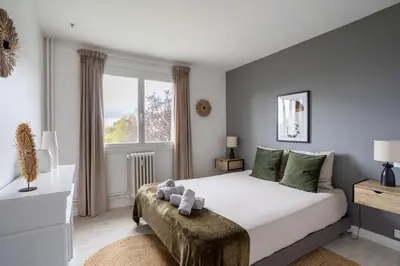 Un ou plusieurs lits dans un hébergement de l'établissement La Butte Enchantée - WIFI Fibre TV - Baignoire - Parking Gratuit