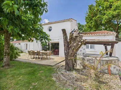 Jardin de l'établissement Belle et spacieuse maison au calme pour 8