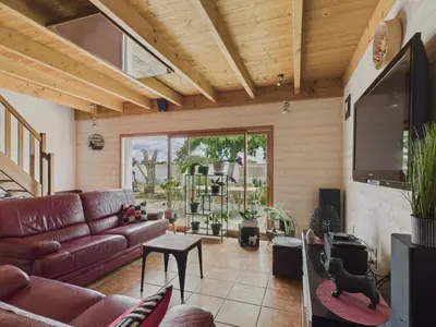 Coin salon dans l'établissement Belle et spacieuse maison au calme pour 8