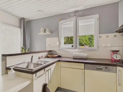 Cuisine ou kitchenette dans l'établissement Belle et spacieuse maison au calme pour 8