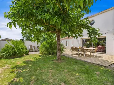 Jardin de l'établissement Belle et spacieuse maison au calme pour 8