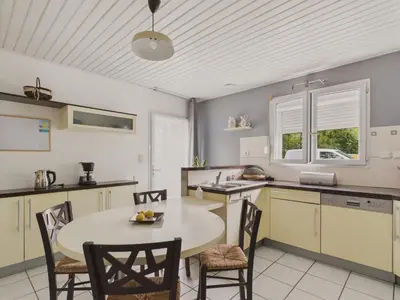 Cuisine ou kitchenette dans l'établissement Belle et spacieuse maison au calme pour 8