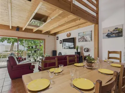 Coin salon dans l'établissement Belle et spacieuse maison au calme pour 8
