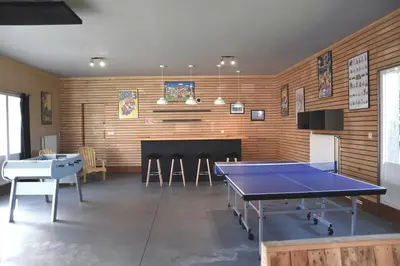 Tennis de table au sein de l'établissement Gîtes de l'ancienne école, 24 personnes ou à proximité