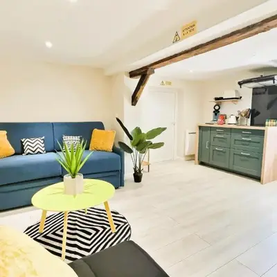 Studio cosy refait à neuf - proche aéroport et tram