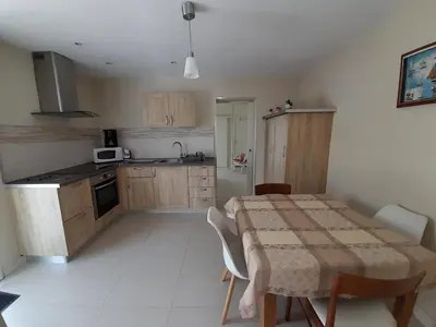 Cuisine ou kitchenette dans l'établissement Maison à cinq min de la mer, à louer à la semaine, du 19 au 26 juillet 25
