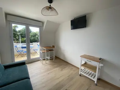 Télévision ou salle de divertissement dans l'établissement Saint Marc sur Mer, studio neuf vue mer, plage au pied du studio