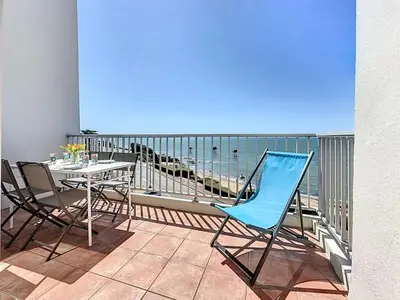 Vue générale sur la mer ou vue sur la mer prise depuis l'appartement
