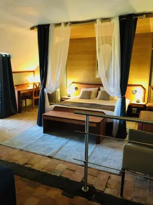 Un ou plusieurs lits dans un hébergement de l'établissement Appartement - LES COMBLES DU CHATEAU DES MARAIS - Avec vue sur le lac - POUR 2 à 5 PERSONNES