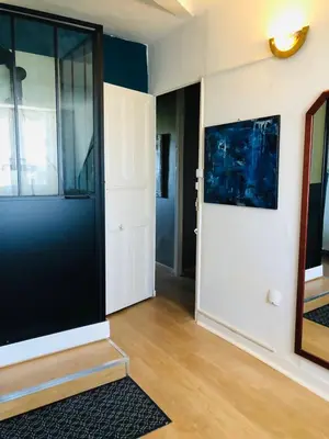 Télévision ou salle de divertissement dans l'établissement Appartement - LES COMBLES DU CHATEAU DES MARAIS - Avec vue sur le lac - POUR 2 à 5 PERSONNES