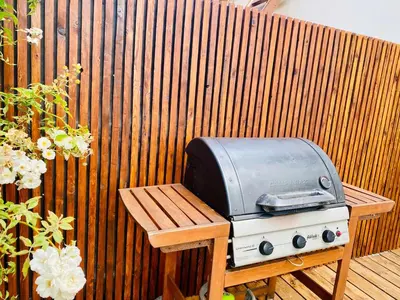 Barbecue disponible mis à disposition des clients de la maison de vacances
