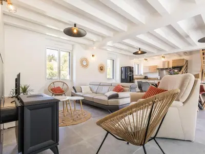 Cuisine ou kitchenette dans l'établissement Gîte rénové proche plages, parking, jardin privatif, terrasse sud-est - FR-1-306-1315